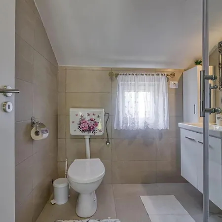 2 Bedroom In شقة Veli Lošinj